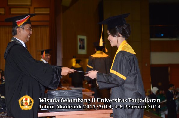 wisuda-unpad-gel-ii-ta-2013_2014-fakultas-ekonomi-dan-bisnis-oleh-dekan-057