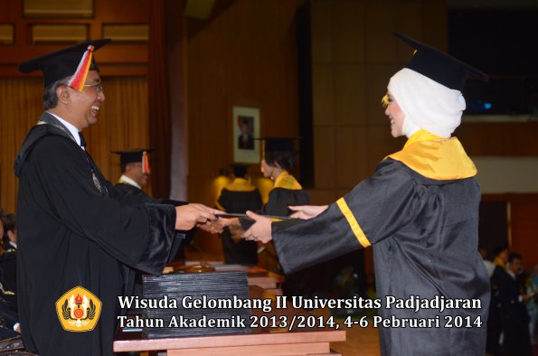 wisuda-unpad-gel-ii-ta-2013_2014-fakultas-ekonomi-dan-bisnis-oleh-dekan-058