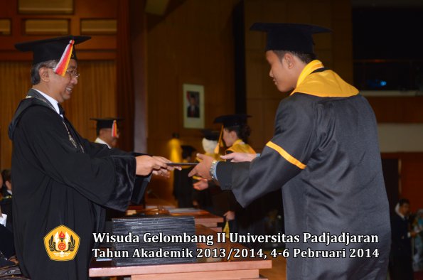 wisuda-unpad-gel-ii-ta-2013_2014-fakultas-ekonomi-dan-bisnis-oleh-dekan-060