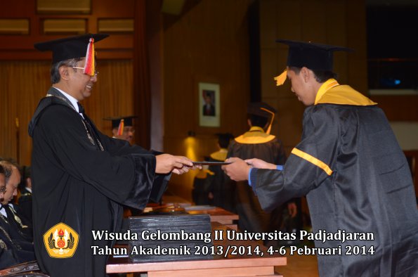 wisuda-unpad-gel-ii-ta-2013_2014-fakultas-ekonomi-dan-bisnis-oleh-dekan-061