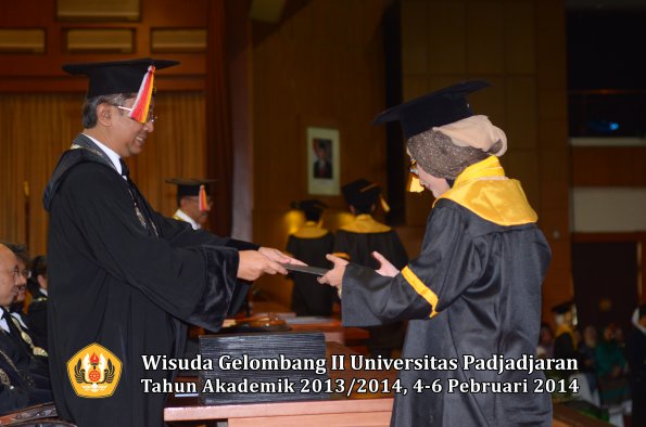 wisuda-unpad-gel-ii-ta-2013_2014-fakultas-ekonomi-dan-bisnis-oleh-dekan-062