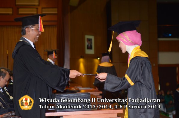 wisuda-unpad-gel-ii-ta-2013_2014-fakultas-ekonomi-dan-bisnis-oleh-dekan-064