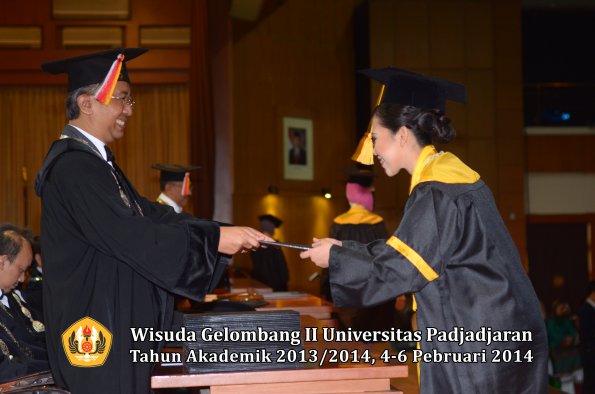 wisuda-unpad-gel-ii-ta-2013_2014-fakultas-ekonomi-dan-bisnis-oleh-dekan-065