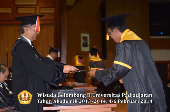 wisuda-unpad-gel-ii-ta-2013_2014-fakultas-ekonomi-dan-bisnis-oleh-dekan-066