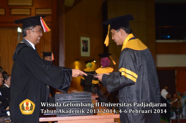 wisuda-unpad-gel-ii-ta-2013_2014-fakultas-ekonomi-dan-bisnis-oleh-dekan-067