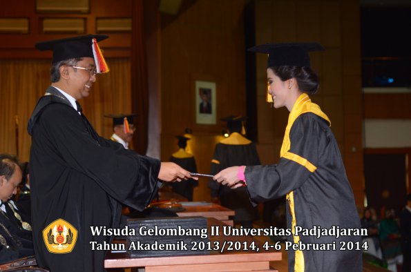 wisuda-unpad-gel-ii-ta-2013_2014-fakultas-ekonomi-dan-bisnis-oleh-dekan-068