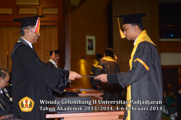 wisuda-unpad-gel-ii-ta-2013_2014-fakultas-ekonomi-dan-bisnis-oleh-dekan-070