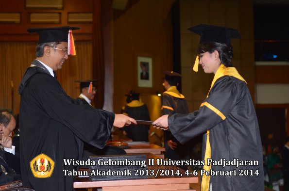 wisuda-unpad-gel-ii-ta-2013_2014-fakultas-ekonomi-dan-bisnis-oleh-dekan-071