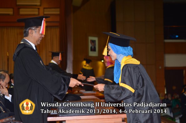 wisuda-unpad-gel-ii-ta-2013_2014-fakultas-ekonomi-dan-bisnis-oleh-dekan-074