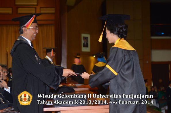 wisuda-unpad-gel-ii-ta-2013_2014-fakultas-ekonomi-dan-bisnis-oleh-dekan-075
