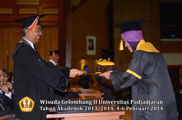 wisuda-unpad-gel-ii-ta-2013_2014-fakultas-ekonomi-dan-bisnis-oleh-dekan-076