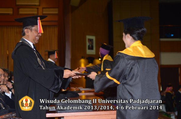 wisuda-unpad-gel-ii-ta-2013_2014-fakultas-ekonomi-dan-bisnis-oleh-dekan-077