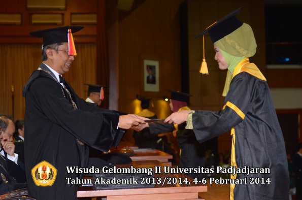 wisuda-unpad-gel-ii-ta-2013_2014-fakultas-ekonomi-dan-bisnis-oleh-dekan-080