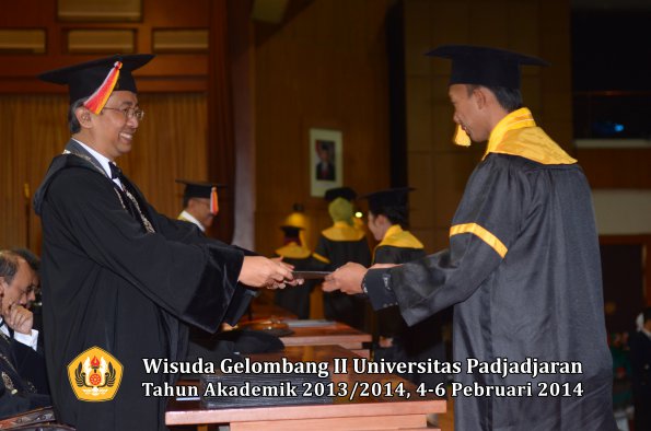 wisuda-unpad-gel-ii-ta-2013_2014-fakultas-ekonomi-dan-bisnis-oleh-dekan-082