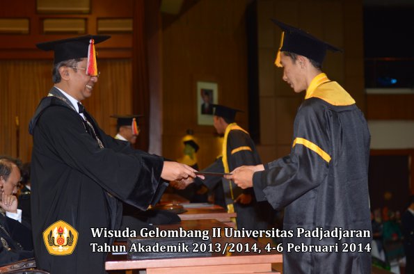 wisuda-unpad-gel-ii-ta-2013_2014-fakultas-ekonomi-dan-bisnis-oleh-dekan-083