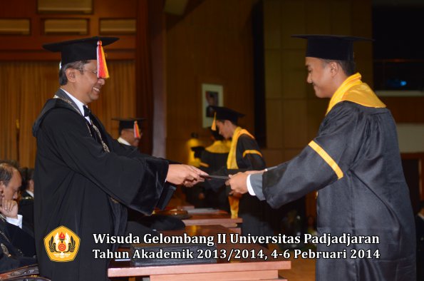 wisuda-unpad-gel-ii-ta-2013_2014-fakultas-ekonomi-dan-bisnis-oleh-dekan-084