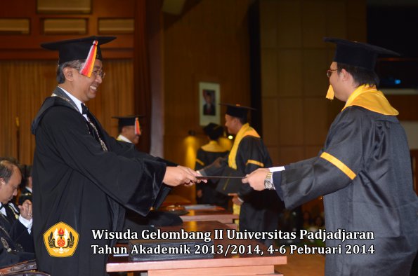 wisuda-unpad-gel-ii-ta-2013_2014-fakultas-ekonomi-dan-bisnis-oleh-dekan-085