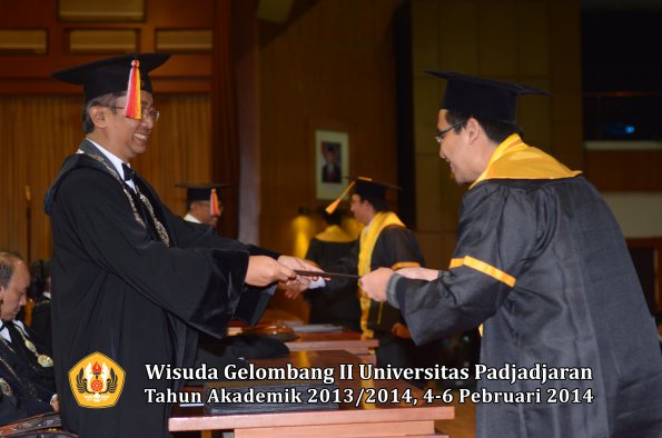 wisuda-unpad-gel-ii-ta-2013_2014-fakultas-ekonomi-dan-bisnis-oleh-dekan-086