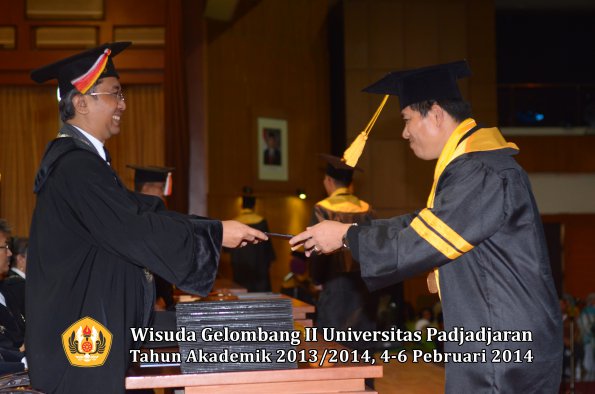 wisuda-unpad-gel-ii-ta-2013_2014-fakultas-ekonomi-dan-bisnis-oleh-dekan-089