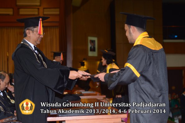 wisuda-unpad-gel-ii-ta-2013_2014-fakultas-ekonomi-dan-bisnis-oleh-dekan-090