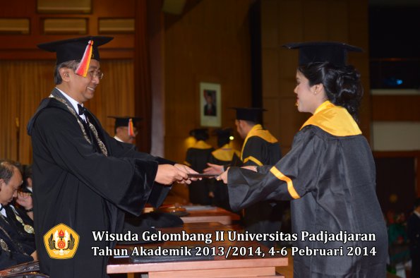 wisuda-unpad-gel-ii-ta-2013_2014-fakultas-ekonomi-dan-bisnis-oleh-dekan-091