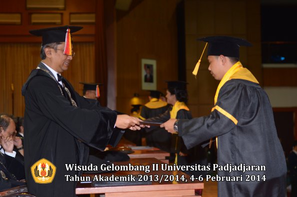 wisuda-unpad-gel-ii-ta-2013_2014-fakultas-ekonomi-dan-bisnis-oleh-dekan-092