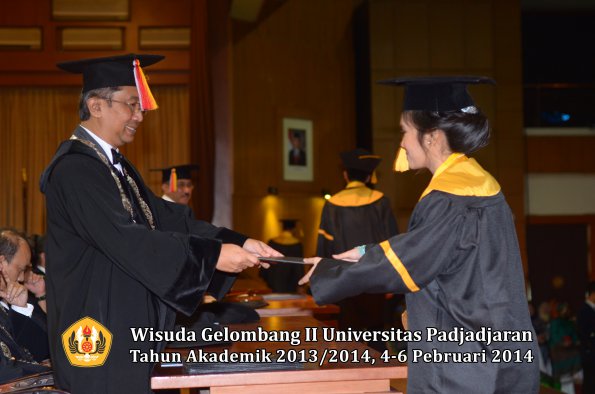 wisuda-unpad-gel-ii-ta-2013_2014-fakultas-ekonomi-dan-bisnis-oleh-dekan-094