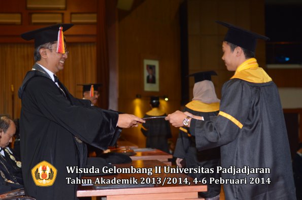 wisuda-unpad-gel-ii-ta-2013_2014-fakultas-ekonomi-dan-bisnis-oleh-dekan-096