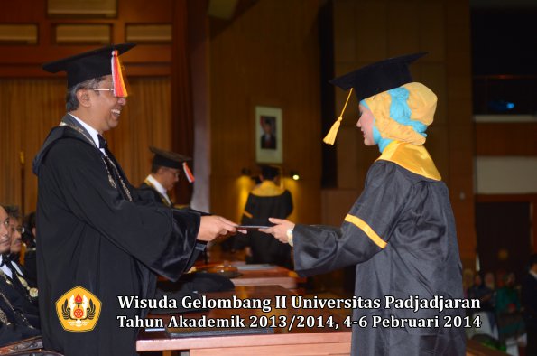 wisuda-unpad-gel-ii-ta-2013_2014-fakultas-ekonomi-dan-bisnis-oleh-dekan-097