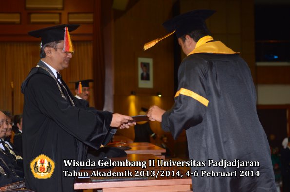 wisuda-unpad-gel-ii-ta-2013_2014-fakultas-ekonomi-dan-bisnis-oleh-dekan-098