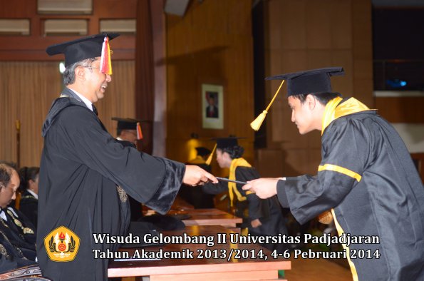 wisuda-unpad-gel-ii-ta-2013_2014-fakultas-ekonomi-dan-bisnis-oleh-dekan-100