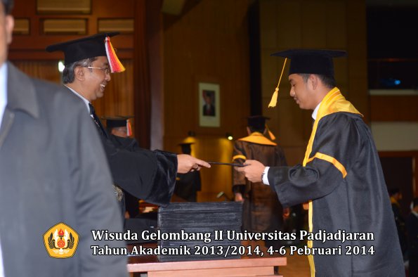 wisuda-unpad-gel-ii-ta-2013_2014-fakultas-ekonomi-dan-bisnis-oleh-dekan-101