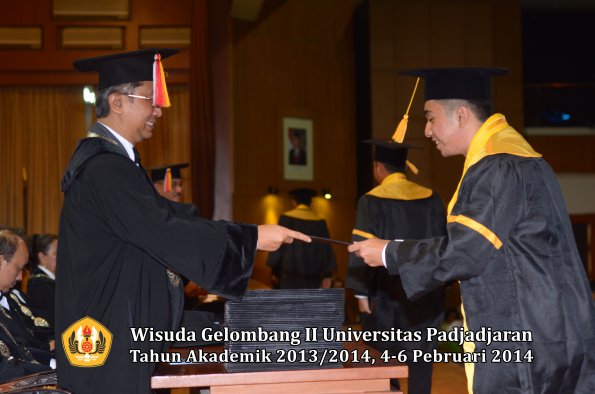 wisuda-unpad-gel-ii-ta-2013_2014-fakultas-ekonomi-dan-bisnis-oleh-dekan-102