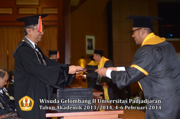 wisuda-unpad-gel-ii-ta-2013_2014-fakultas-ekonomi-dan-bisnis-oleh-dekan-103