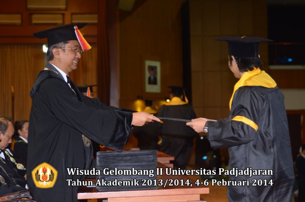 wisuda-unpad-gel-ii-ta-2013_2014-fakultas-ekonomi-dan-bisnis-oleh-dekan-104