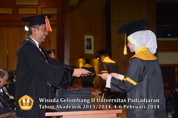 wisuda-unpad-gel-ii-ta-2013_2014-fakultas-ekonomi-dan-bisnis-oleh-dekan-106