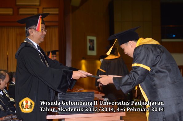 wisuda-unpad-gel-ii-ta-2013_2014-fakultas-ekonomi-dan-bisnis-oleh-dekan-108