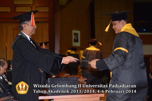 wisuda-unpad-gel-ii-ta-2013_2014-fakultas-ekonomi-dan-bisnis-oleh-dekan-109