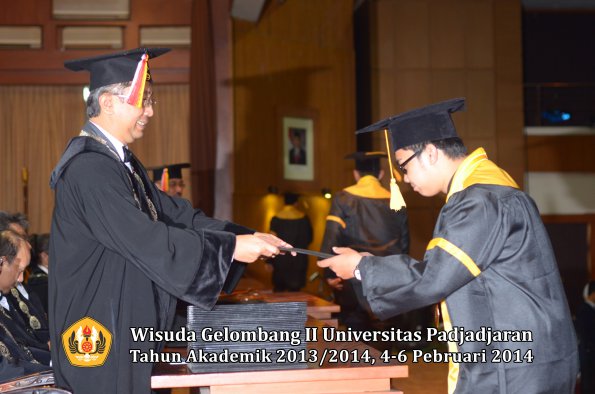 wisuda-unpad-gel-ii-ta-2013_2014-fakultas-ekonomi-dan-bisnis-oleh-dekan-110