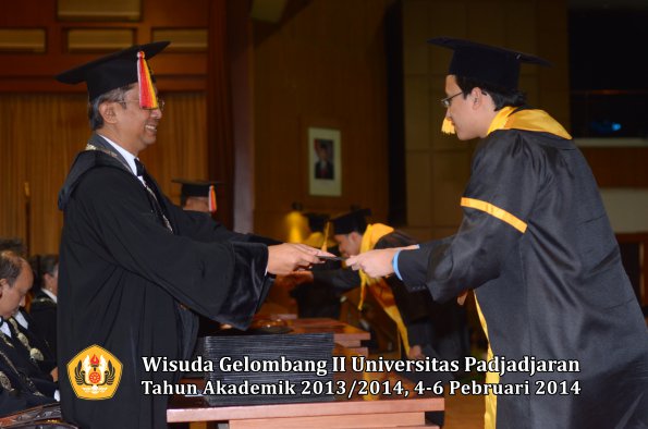 wisuda-unpad-gel-ii-ta-2013_2014-fakultas-ekonomi-dan-bisnis-oleh-dekan-112