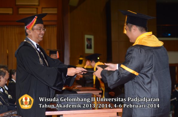 wisuda-unpad-gel-ii-ta-2013_2014-fakultas-ekonomi-dan-bisnis-oleh-dekan-117