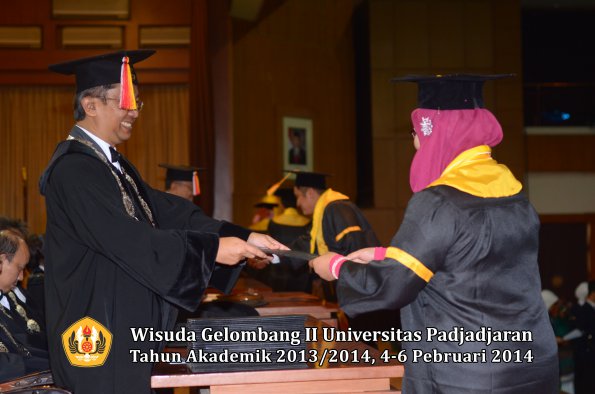 wisuda-unpad-gel-ii-ta-2013_2014-fakultas-ekonomi-dan-bisnis-oleh-dekan-118