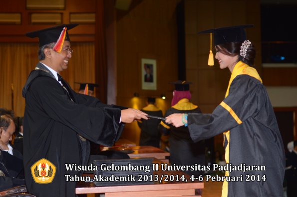 wisuda-unpad-gel-ii-ta-2013_2014-fakultas-ekonomi-dan-bisnis-oleh-dekan-119