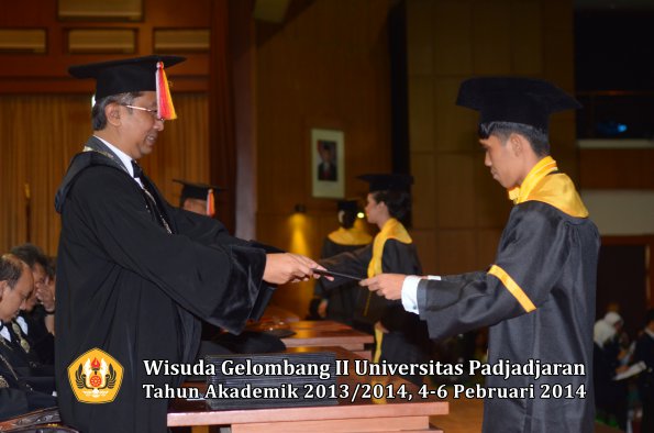 wisuda-unpad-gel-ii-ta-2013_2014-fakultas-ekonomi-dan-bisnis-oleh-dekan-121