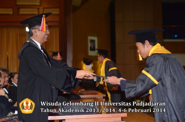 wisuda-unpad-gel-ii-ta-2013_2014-fakultas-ekonomi-dan-bisnis-oleh-dekan-127