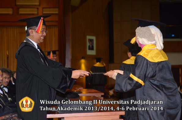 wisuda-unpad-gel-ii-ta-2013_2014-fakultas-ekonomi-dan-bisnis-oleh-dekan-129