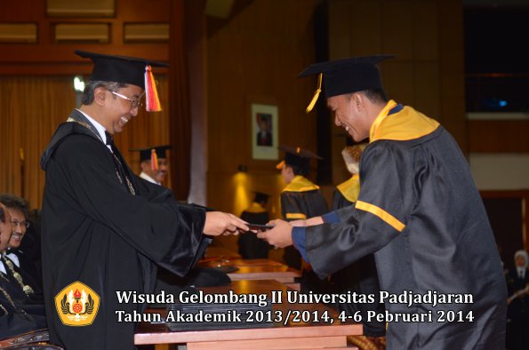 wisuda-unpad-gel-ii-ta-2013_2014-fakultas-ekonomi-dan-bisnis-oleh-dekan-130