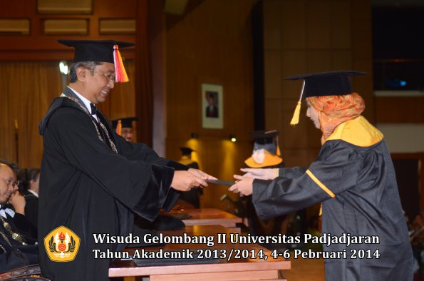 wisuda-unpad-gel-ii-ta-2013_2014-fakultas-ekonomi-dan-bisnis-oleh-dekan-138