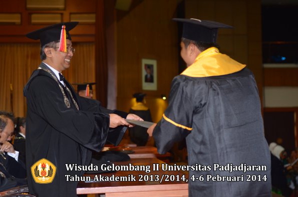 wisuda-unpad-gel-ii-ta-2013_2014-fakultas-ekonomi-dan-bisnis-oleh-dekan-147