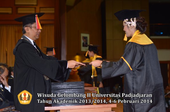 wisuda-unpad-gel-ii-ta-2013_2014-fakultas-ekonomi-dan-bisnis-oleh-dekan-150